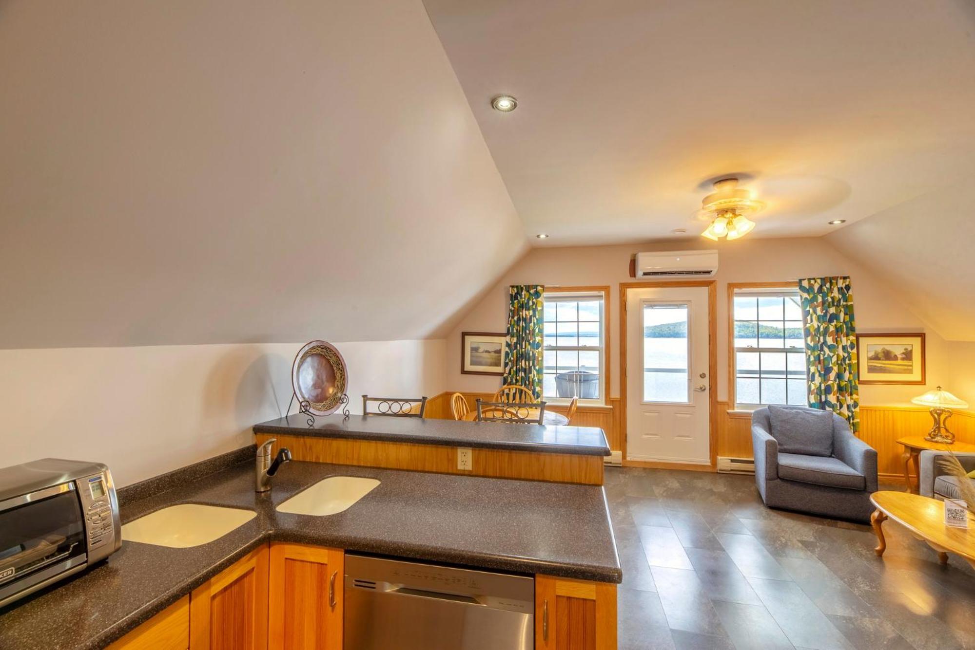 Keltic Quay Cottages & Bayfront Lodge Whycocomagh Экстерьер фото
